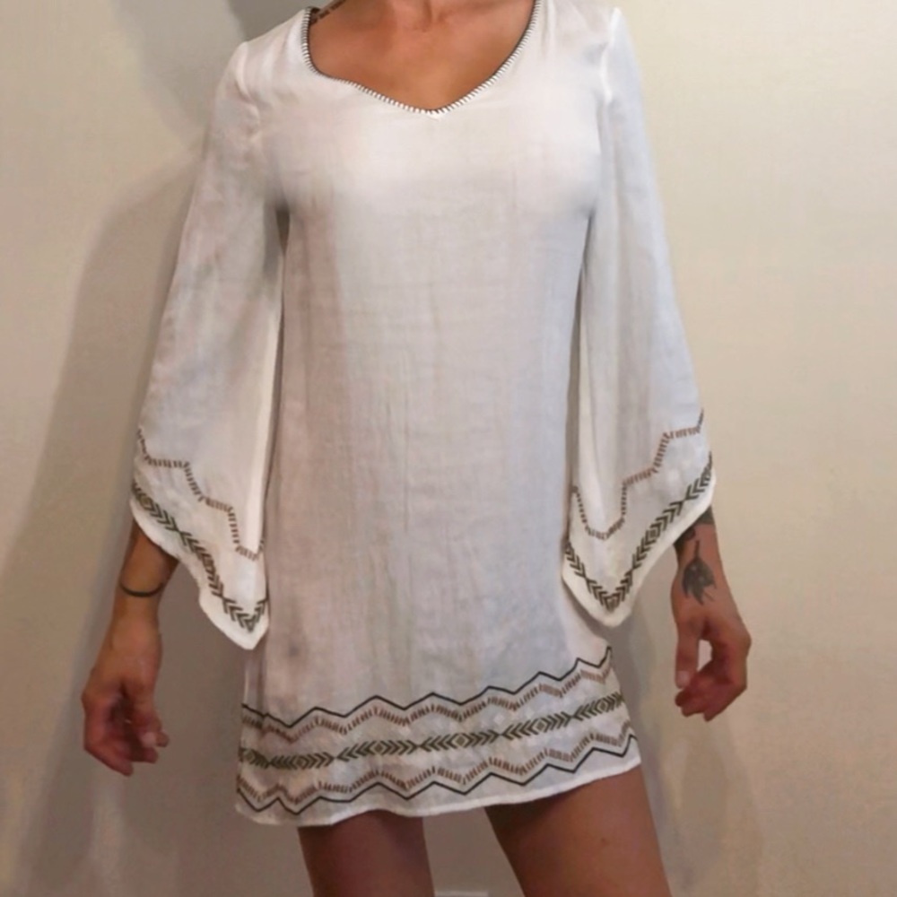 White sleeve lose dress